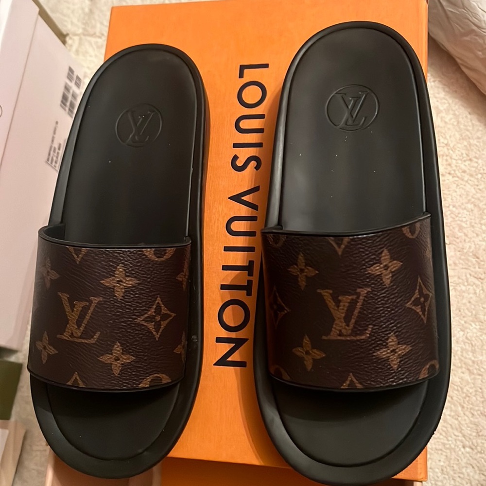 Sold Out - Gucci authentic Gucci Cut Suede Slide